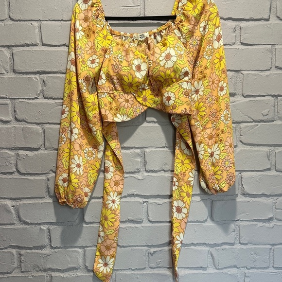 NWOT Floral Print Women's Blouse in Pellow size M - Picture 4 of 10